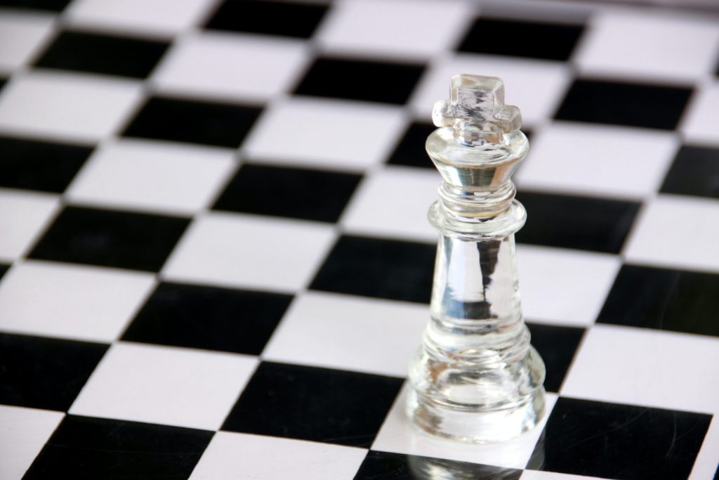 Pieza de rey en ajedrez transparente